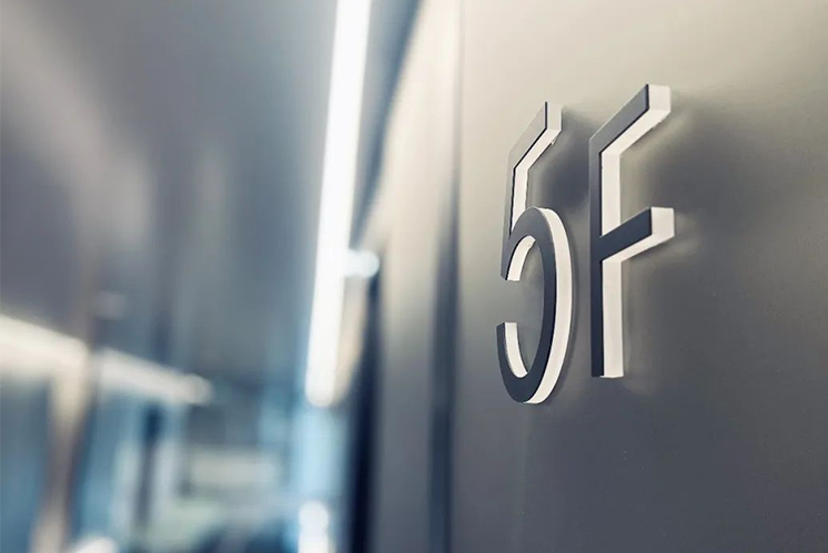 甲級辦公樓標(biāo)識設(shè)計(jì)如何體現(xiàn)高端現(xiàn)代感？