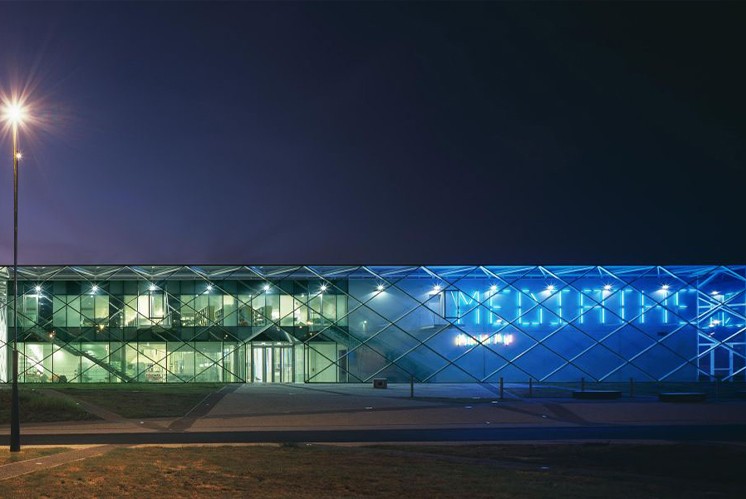 未來感爆棚|運(yùn)用燈光創(chuàng)造出動感科技氛圍的導(dǎo)視牌