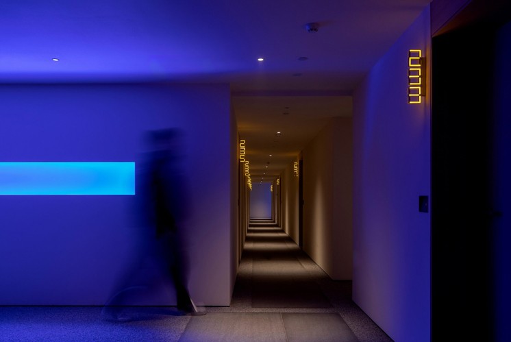 光影織就的標(biāo)識詩章 ——WNDR光影藝術(shù)酒店標(biāo)識設(shè)計(jì)賞析