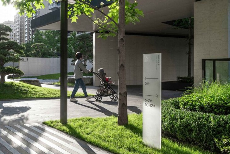 【玫瑰園】住宅標(biāo)識設(shè)計(jì)：通透感與質(zhì)感兼具的磨砂玻璃標(biāo)識